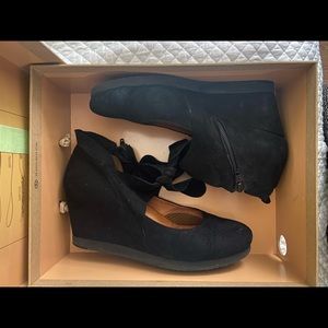 V comfortable blk wedges w flop bows on top, inside zip, v minor imperfections